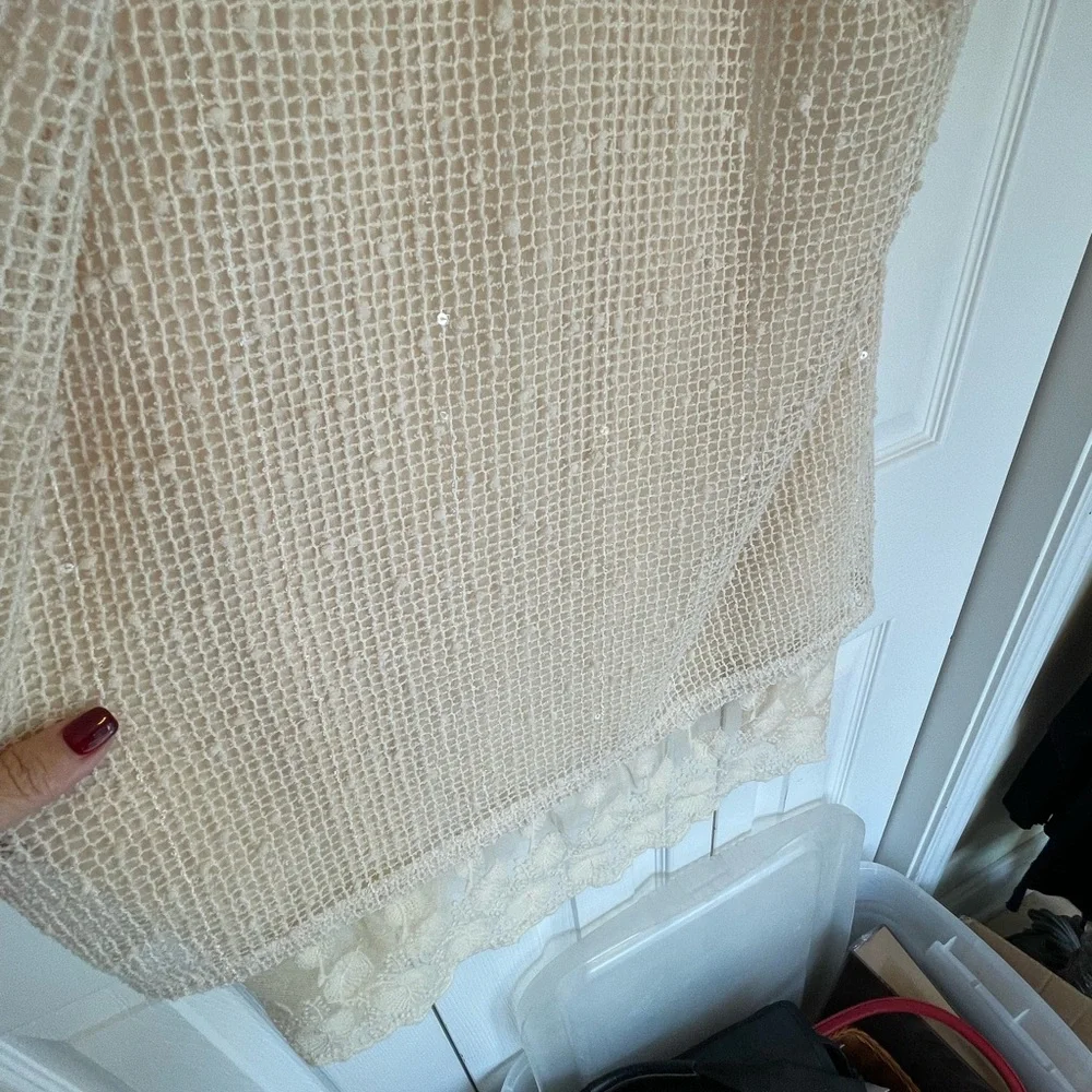 Lady’s top with lace hem - Picture 3 of 5